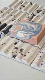 Ladda upp bild till gallerivisning, Tvålfat i keramik och valfri tvål/valfria tvålar 290-370 kr