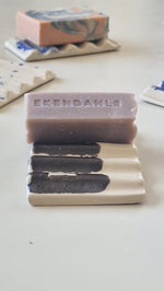 Ladda upp bild till gallerivisning, Tvålfat i keramik och valfri tvål/valfria tvålar 290-370 kr