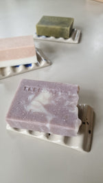 Ladda upp bild till gallerivisning, Tvålfat i keramik och valfri tvål/valfria tvålar 290-370 kr