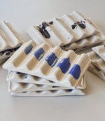 Ladda upp bild till gallerivisning, Tvålfat i keramik och valfri tvål/valfria tvålar  290-370 kr
