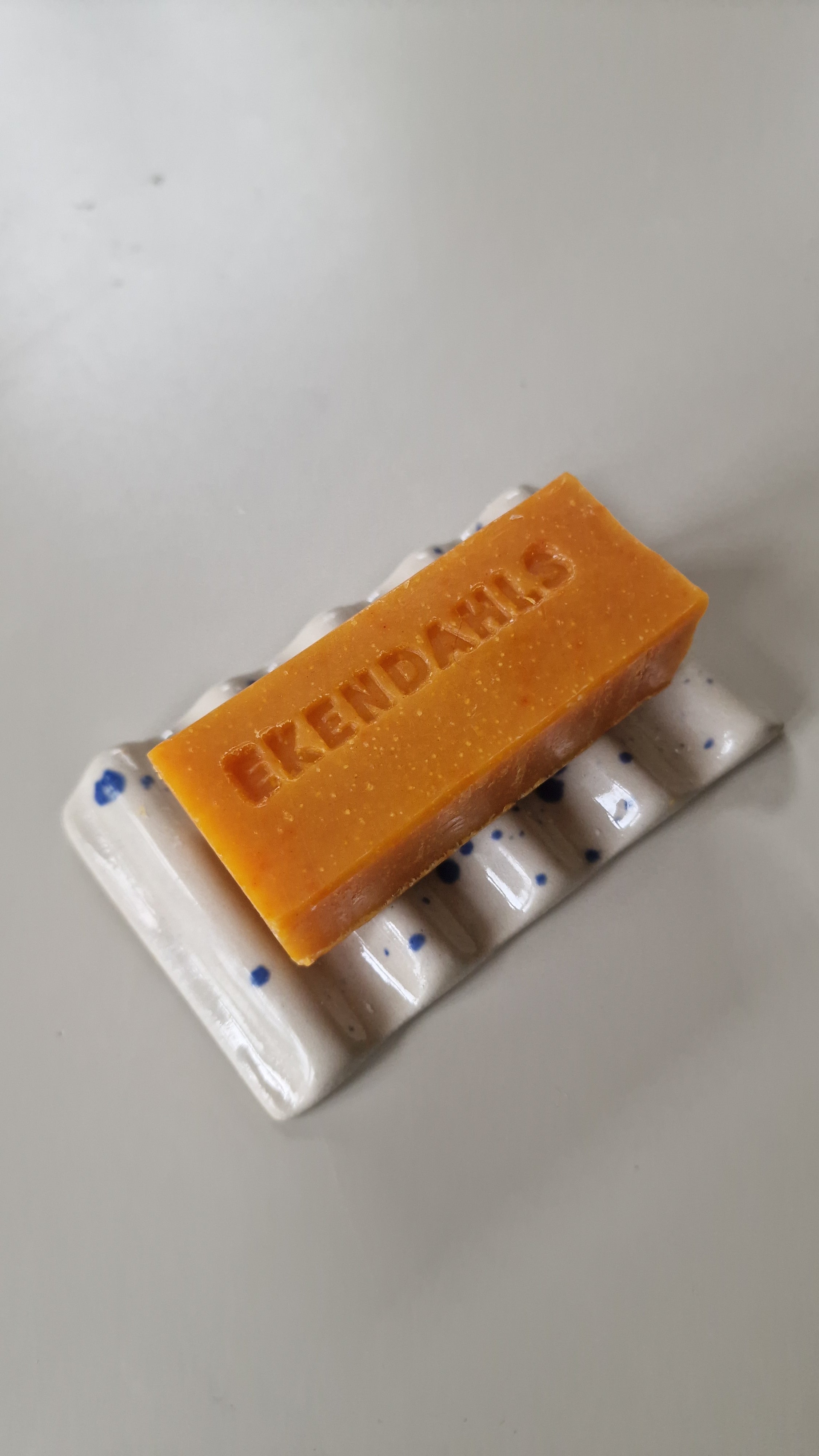 Tvålfat i keramik och valfri tvål/valfria tvålar  290-370 kr