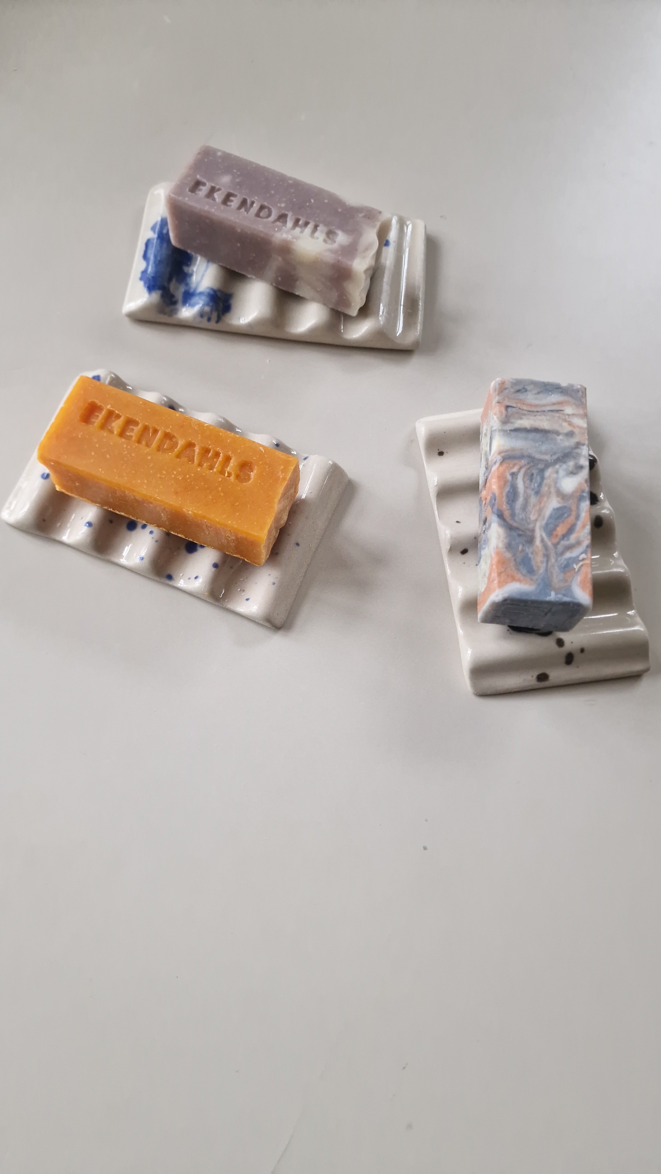 Tvålfat i keramik och valfri tvål/valfria tvålar  290-370 kr